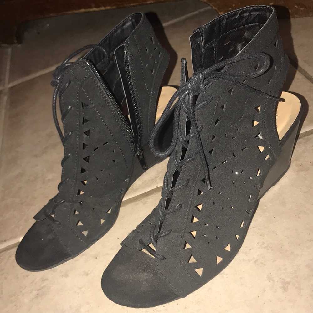 Black small wedges